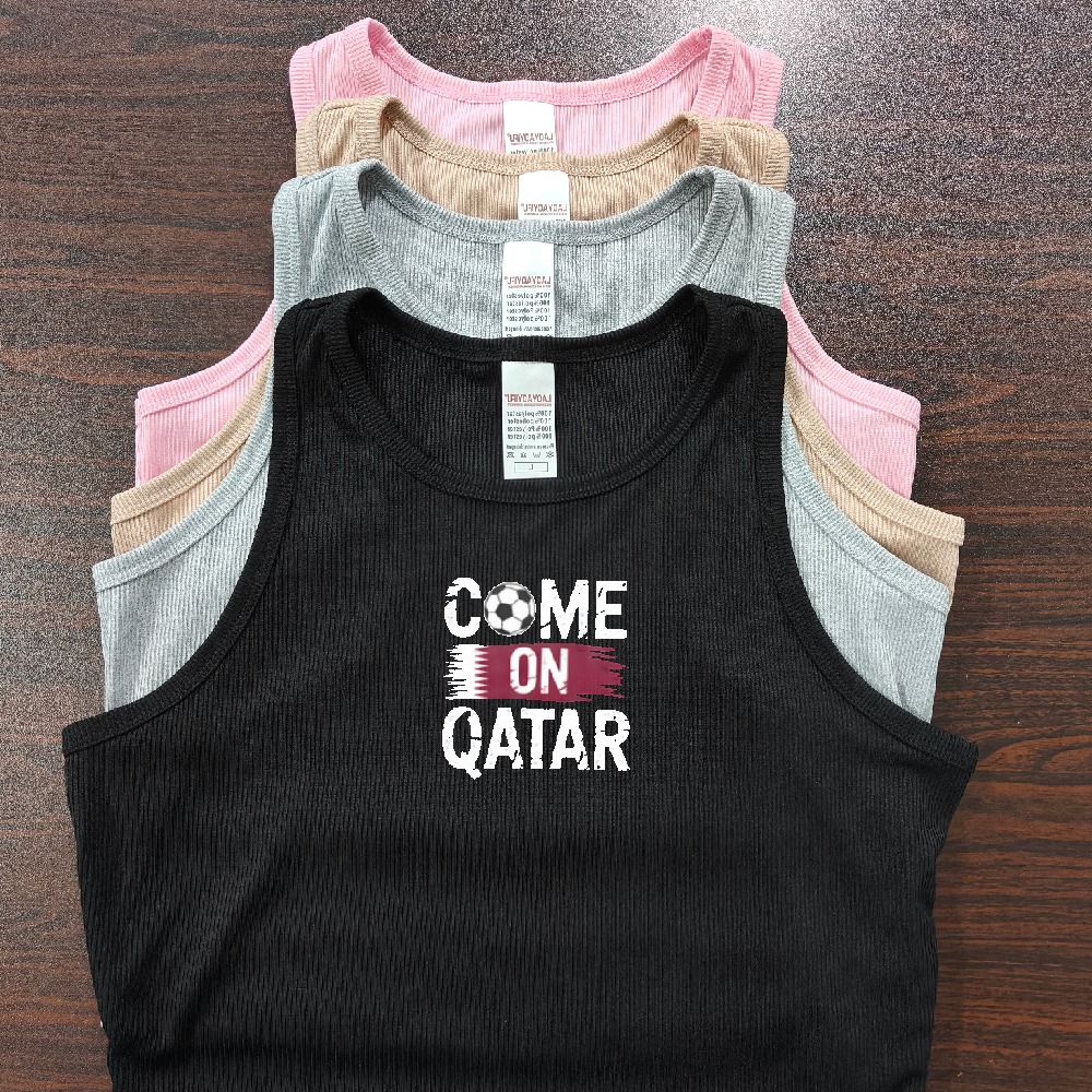Women Fashion Qatar - มาเชียวกันเถอะ กาตาร์ 2026 เสื้อครอปพิมพ์ลายธงชาติพร้อมคำขวัญเกี่ยวกับฟุตบอล แฟชั่นสวยงาม เสื้อกล้ามลำลองสไตล์สตรีทสำหรับผู้หญิง